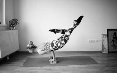 The Transformational Power of Y2 Yoga’s Inversions